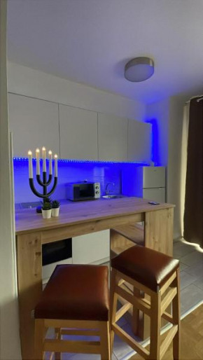New Luminious Apartment-FREE PRIVATE PARKING